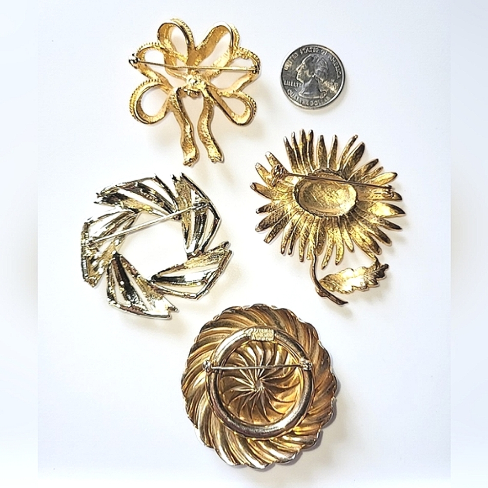 MONET, KRAMER, PAKULA VINTAGE DESIGNER SIGNED 4 BROOCH LOT - ALL GOLDTONE - Picture 6 of 10